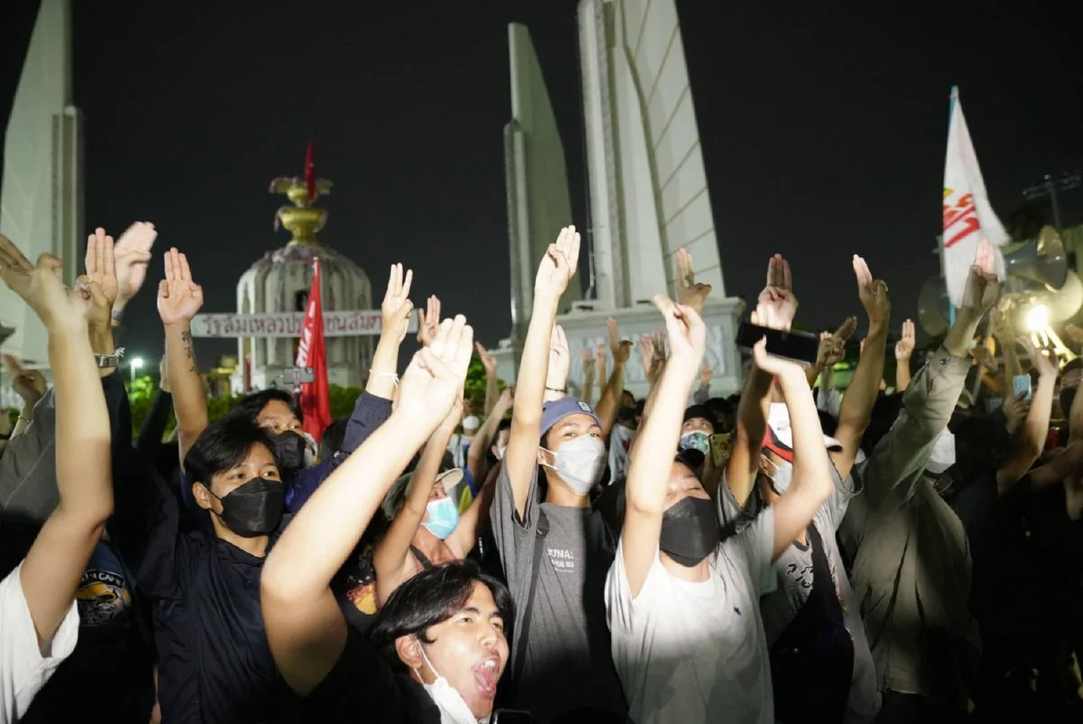 กลุ่มทะลุฟ้ายุติชุมนุม หลังเผาหุ่นฟาง-เต้นรอบกองไฟ