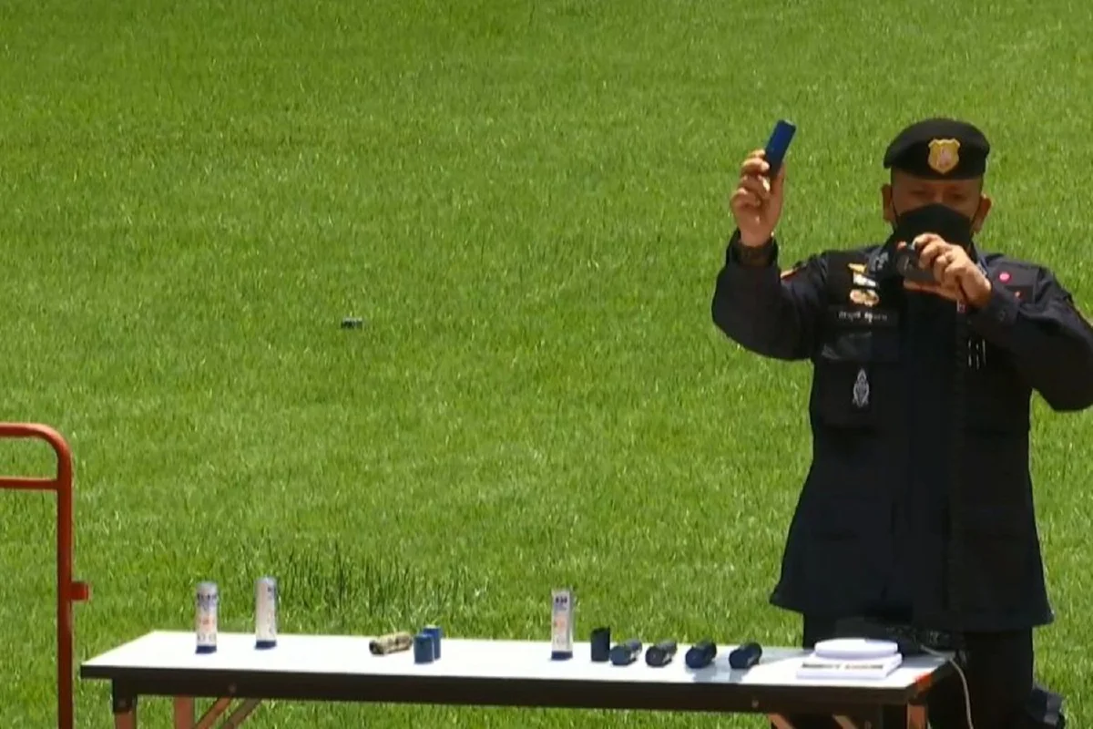 ตร.โชว์ยิงแก๊สน้ำตา ยันไม่เป็นอันตรายต่อผู้ชุมนุม-ไม่ยิงใส่ตัวโดยตรง