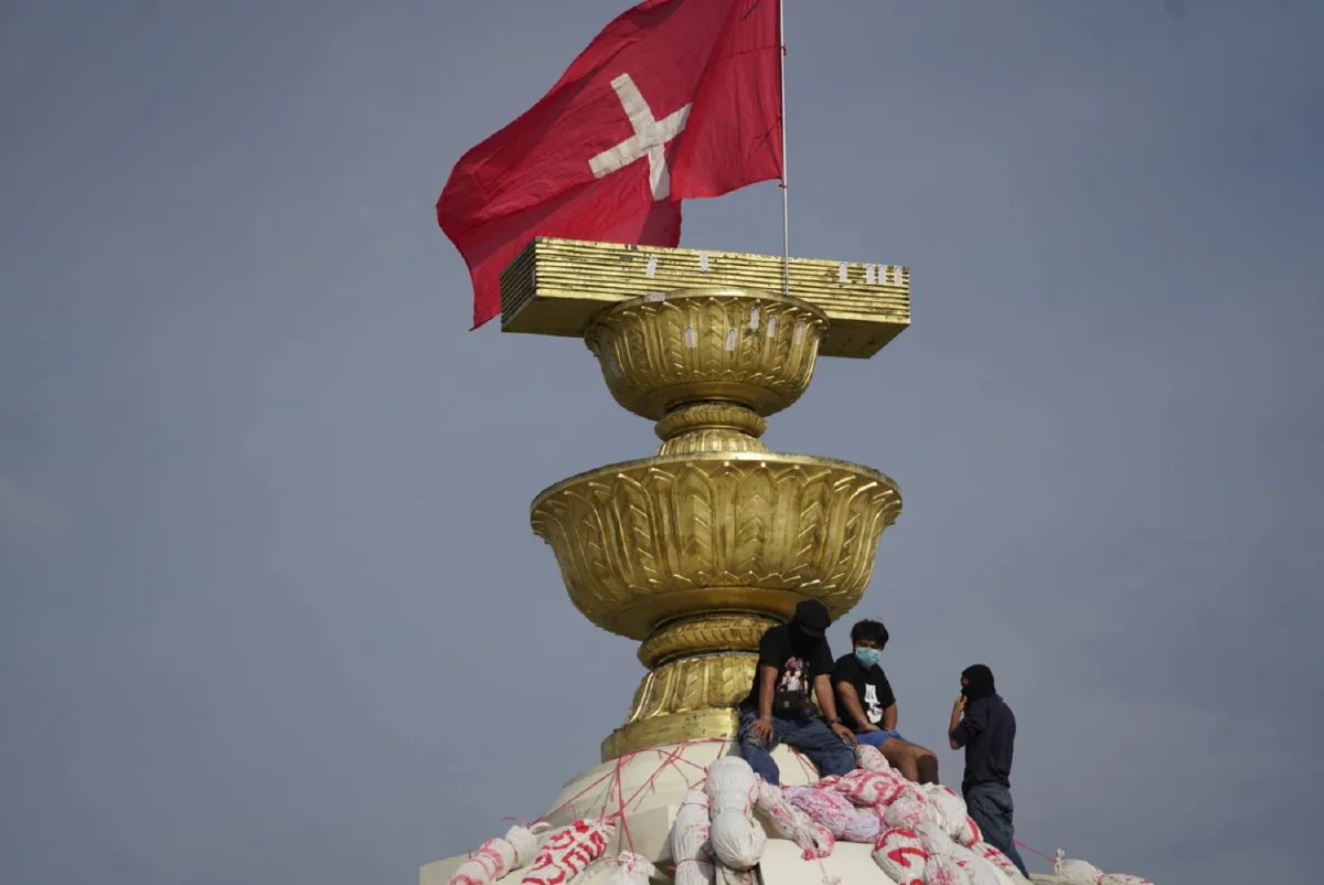 ม็อบทะลุฟ้าปักธงเหนืออนุสาวรีย์ประชาธิปไตย วางหุ่นฟางไล่ประยุทธ์