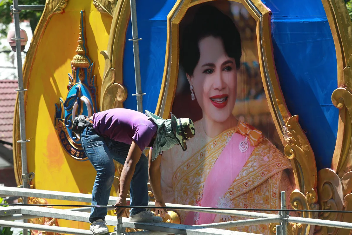 จิตอาสาร่วมทำความสะอาด-ทาสีใหม่ป้ายสตช.หลังม็อบทะลุฟ้าปาสีใส่