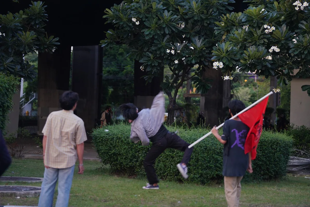 ประทัดสนั่นดินแดง! ม็อบพยายามบุกประชิดแนวกั้นถ.วิภาฯ