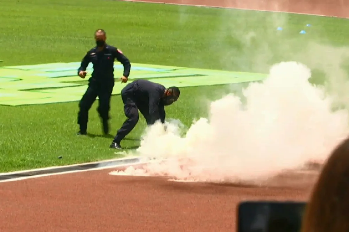 ตร.โชว์ยิงแก๊สน้ำตา ยันไม่เป็นอันตรายต่อผู้ชุมนุม-ไม่ยิงใส่ตัวโดยตรง