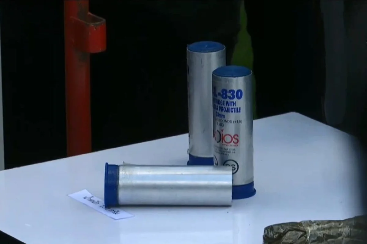 ตร.โชว์ยิงแก๊สน้ำตา ยันไม่เป็นอันตรายต่อผู้ชุมนุม-ไม่ยิงใส่ตัวโดยตรง