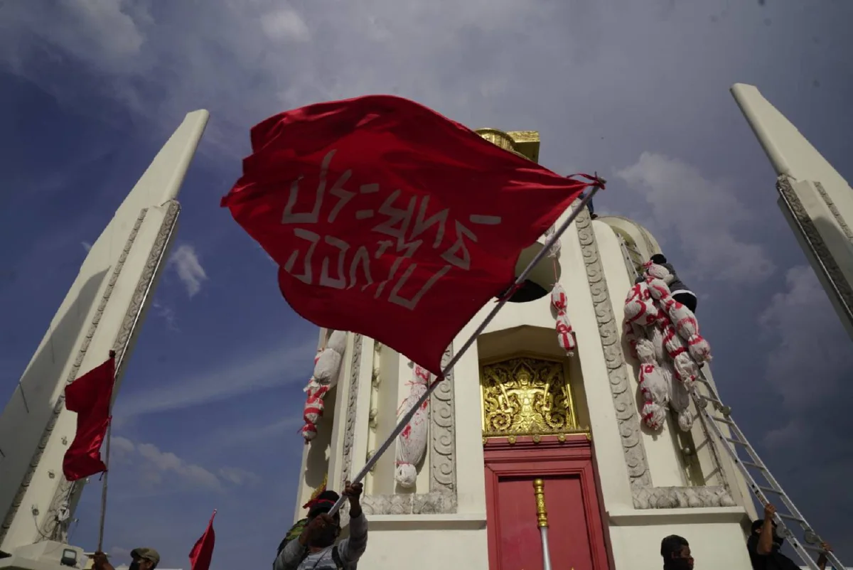 ม็อบทะลุฟ้าปักธงเหนืออนุสาวรีย์ประชาธิปไตย วางหุ่นฟางไล่ประยุทธ์