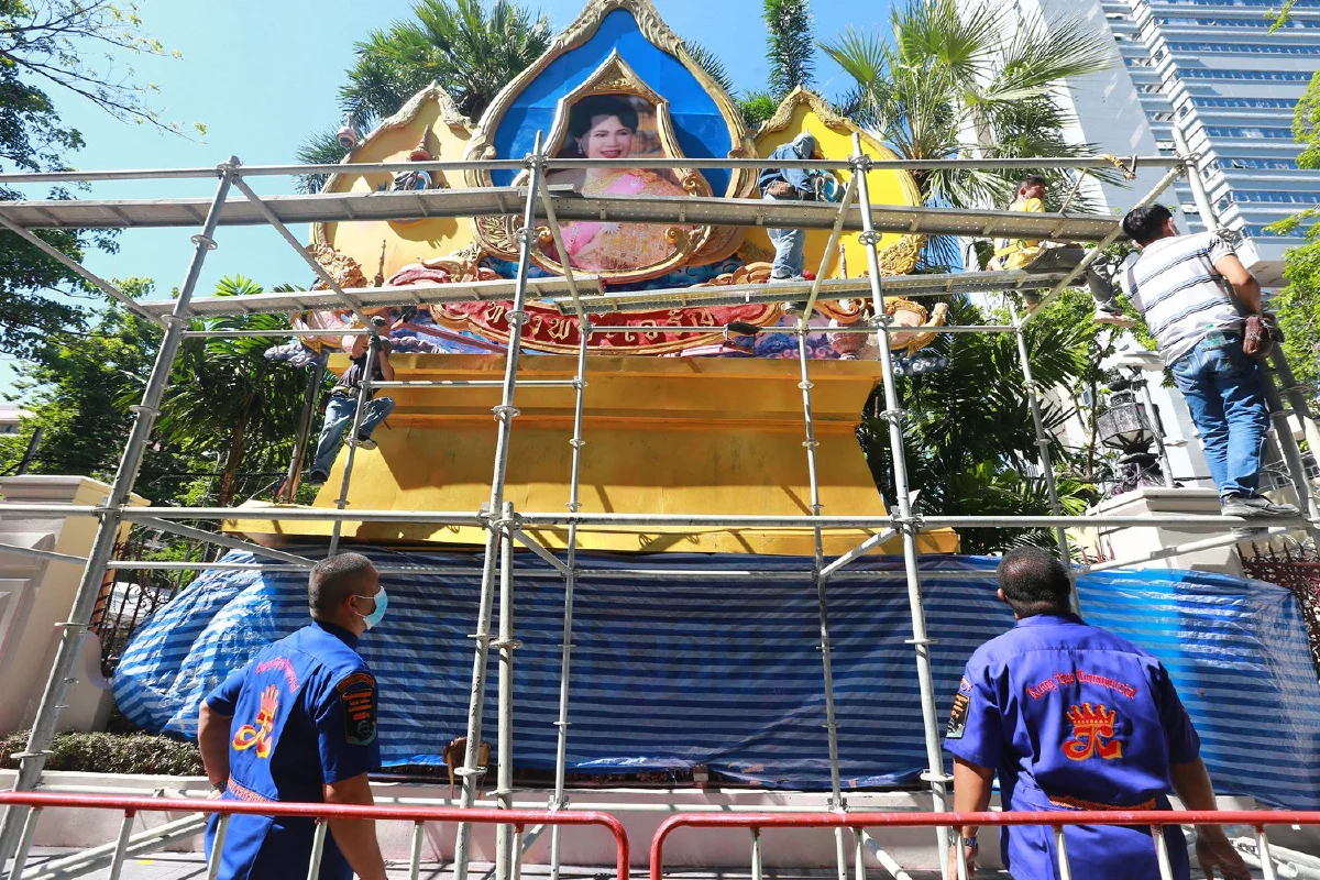 จิตอาสาร่วมทำความสะอาด-ทาสีใหม่ป้ายสตช.หลังม็อบทะลุฟ้าปาสีใส่