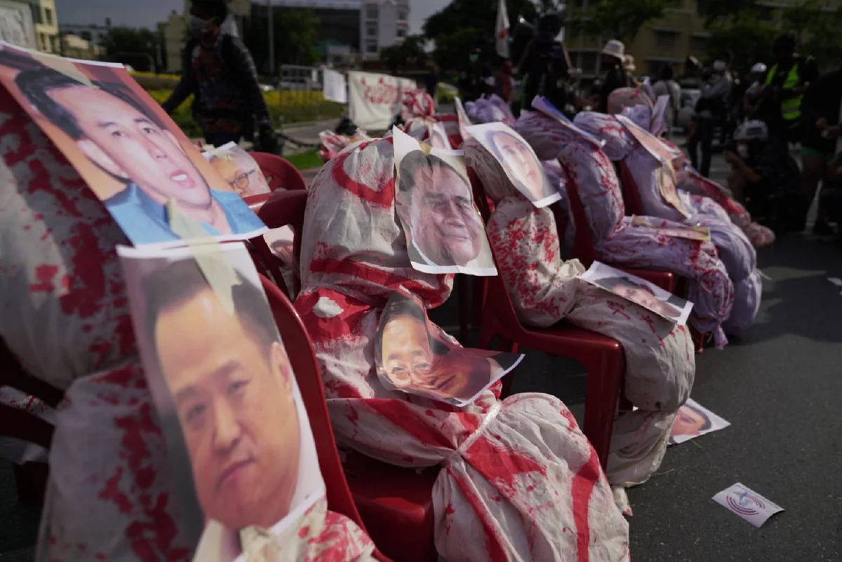 ม็อบทะลุฟ้าปักธงเหนืออนุสาวรีย์ประชาธิปไตย วางหุ่นฟางไล่ประยุทธ์