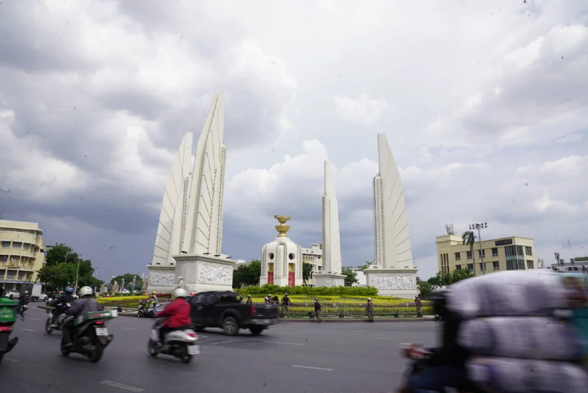 ตร.กั้นรั้วเหล็กรอบอนุสาวรีย์ประชาธิปไตย ม็อบเริ่มรวมตัว