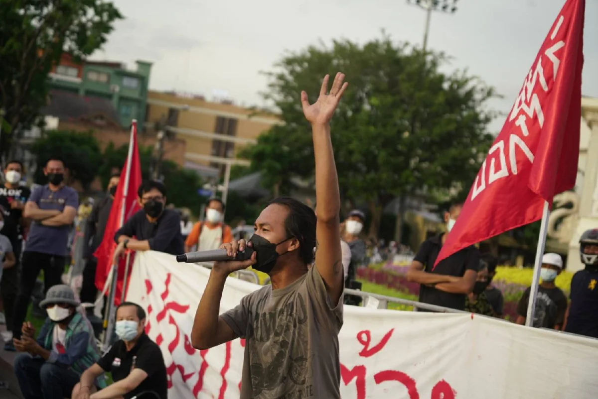 ม็อบทะลุฟ้าร่วมชู3นิ้วร่วมเคารพธงชาติ ขอยูเอ็นช่วยไทย