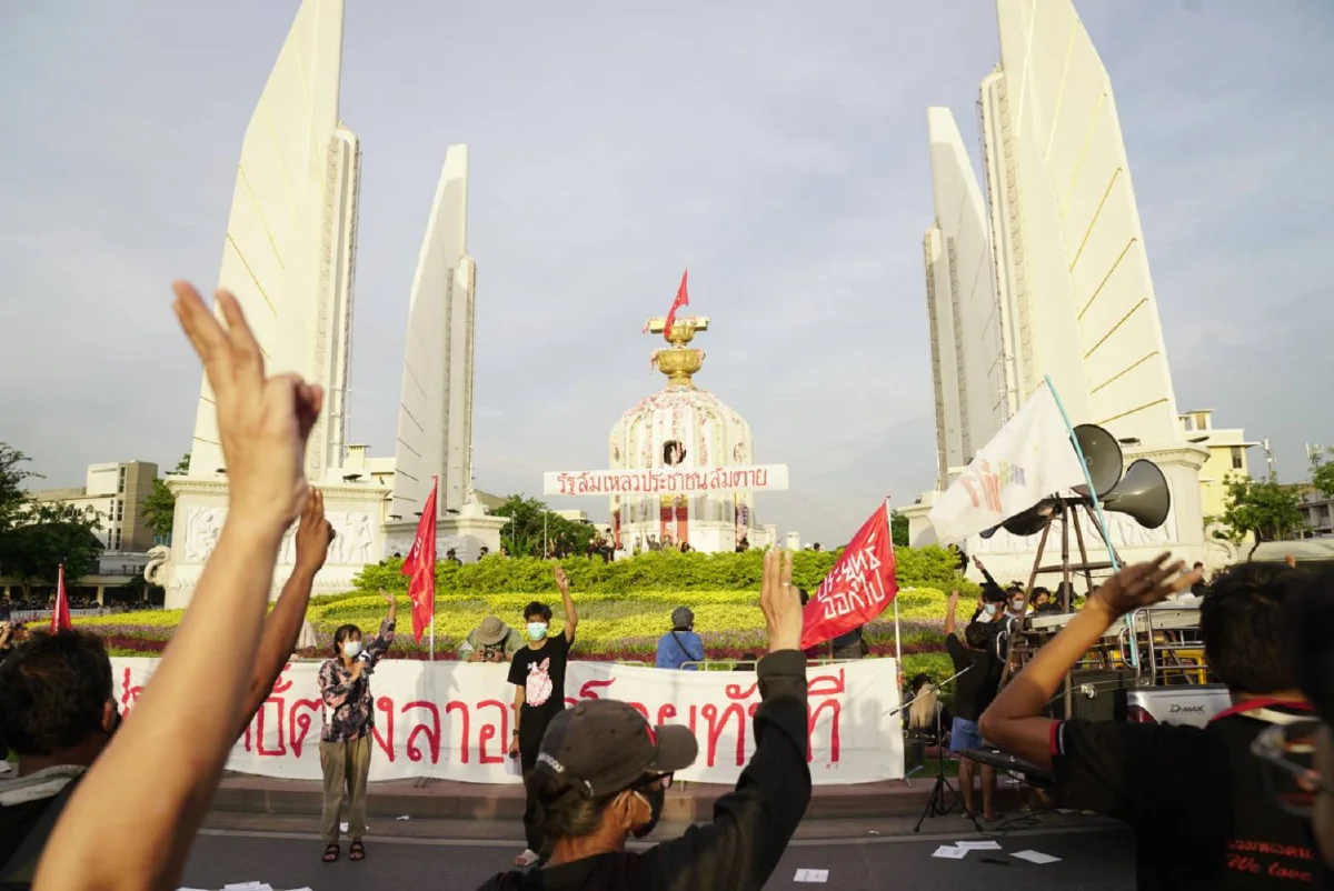 ม็อบทะลุฟ้าร่วมชู3นิ้วร่วมเคารพธงชาติ ขอยูเอ็นช่วยไทย