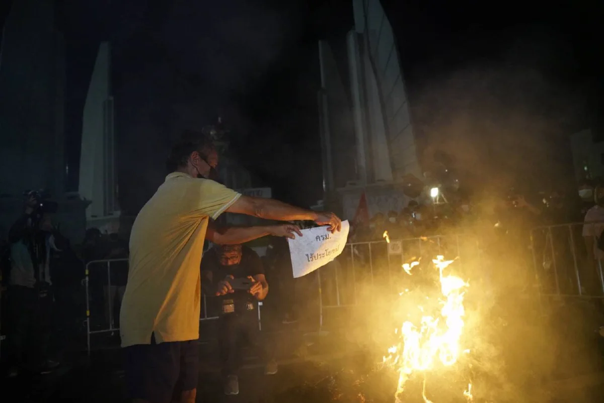 กลุ่มทะลุฟ้ายุติชุมนุม หลังเผาหุ่นฟาง-เต้นรอบกองไฟ