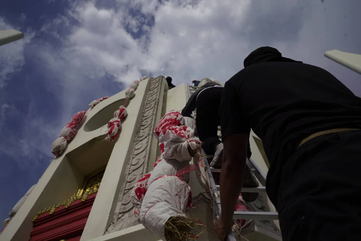 ม็อบทะลุฟ้าปักธงเหนืออนุสาวรีย์ประชาธิปไตย วางหุ่นฟางไล่ประยุทธ์