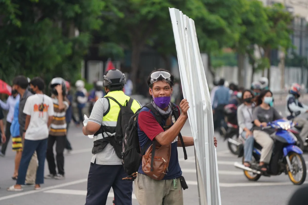 ประทัดสนั่นดินแดง! ม็อบพยายามบุกประชิดแนวกั้นถ.วิภาฯ