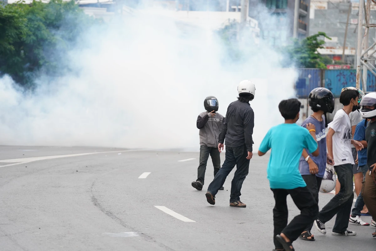 ใต้ด่วนดินแดง วุ่น! วัยรุ่นจุดไฟเผา ปาประทัดตู้คอนเทนเนอร์