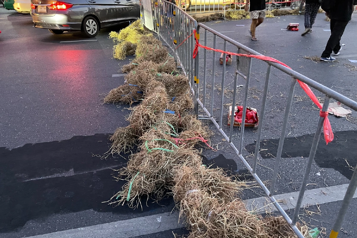 ตำรวจอคฝ.ตรึงกำลังห้ามเผา #ม็อบ19สิงหาถอนกองฟาง