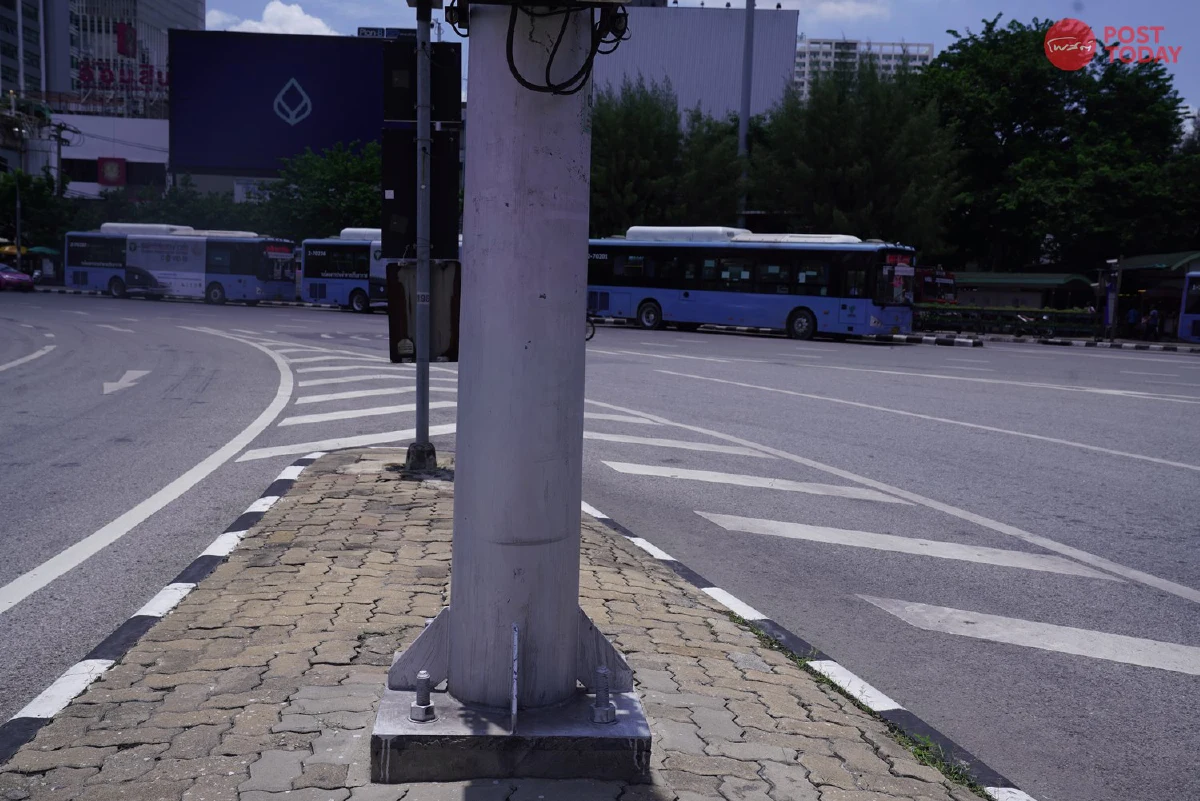 ซูมกันชัดๆ!วัตถุคล้ายปืน หรือ ช่องบนเสาไฟ