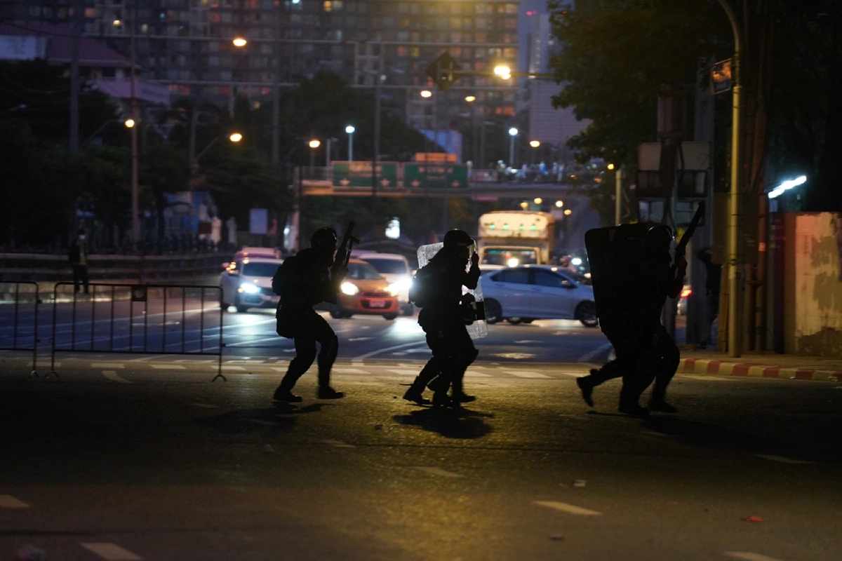 ตำรวจอคฝ.ยึดพื้นที่ดินแดงคืนหลังสิ้นสุดการปะทะกับวัยรุ่น