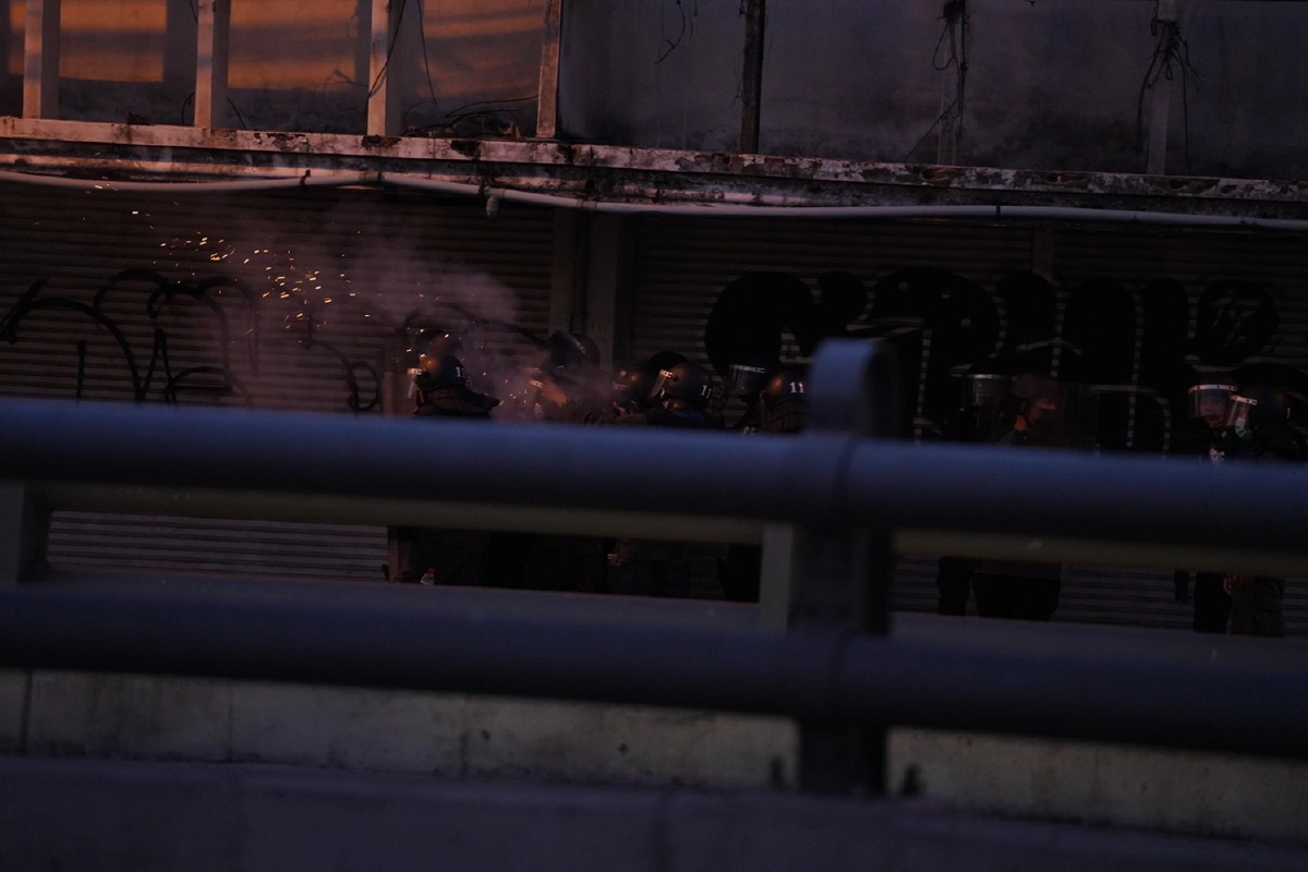 ตำรวจอคฝ.ยึดพื้นที่ดินแดงคืนหลังสิ้นสุดการปะทะกับวัยรุ่น