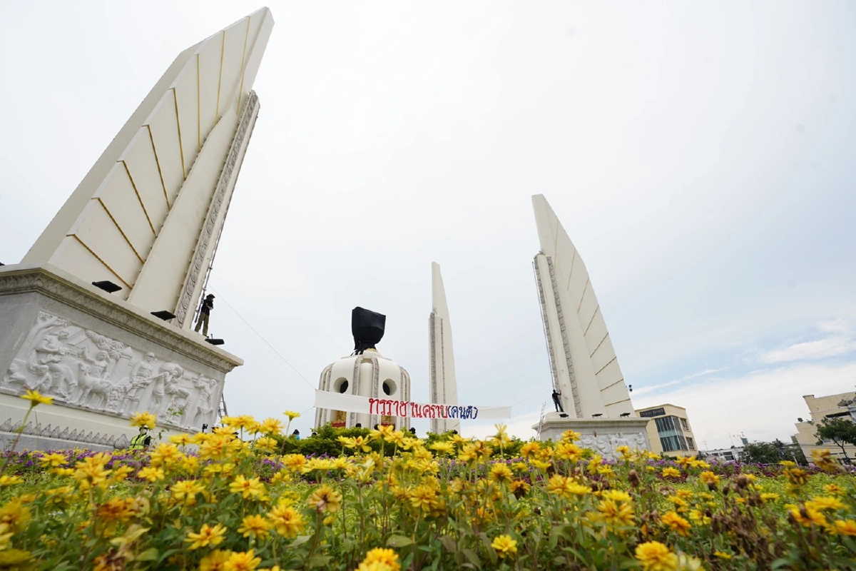 #ม็อบ19สิงหา คลุมผ้าดำพานรธน. ตร.ห้ามปิดถนน-จุดไฟ 