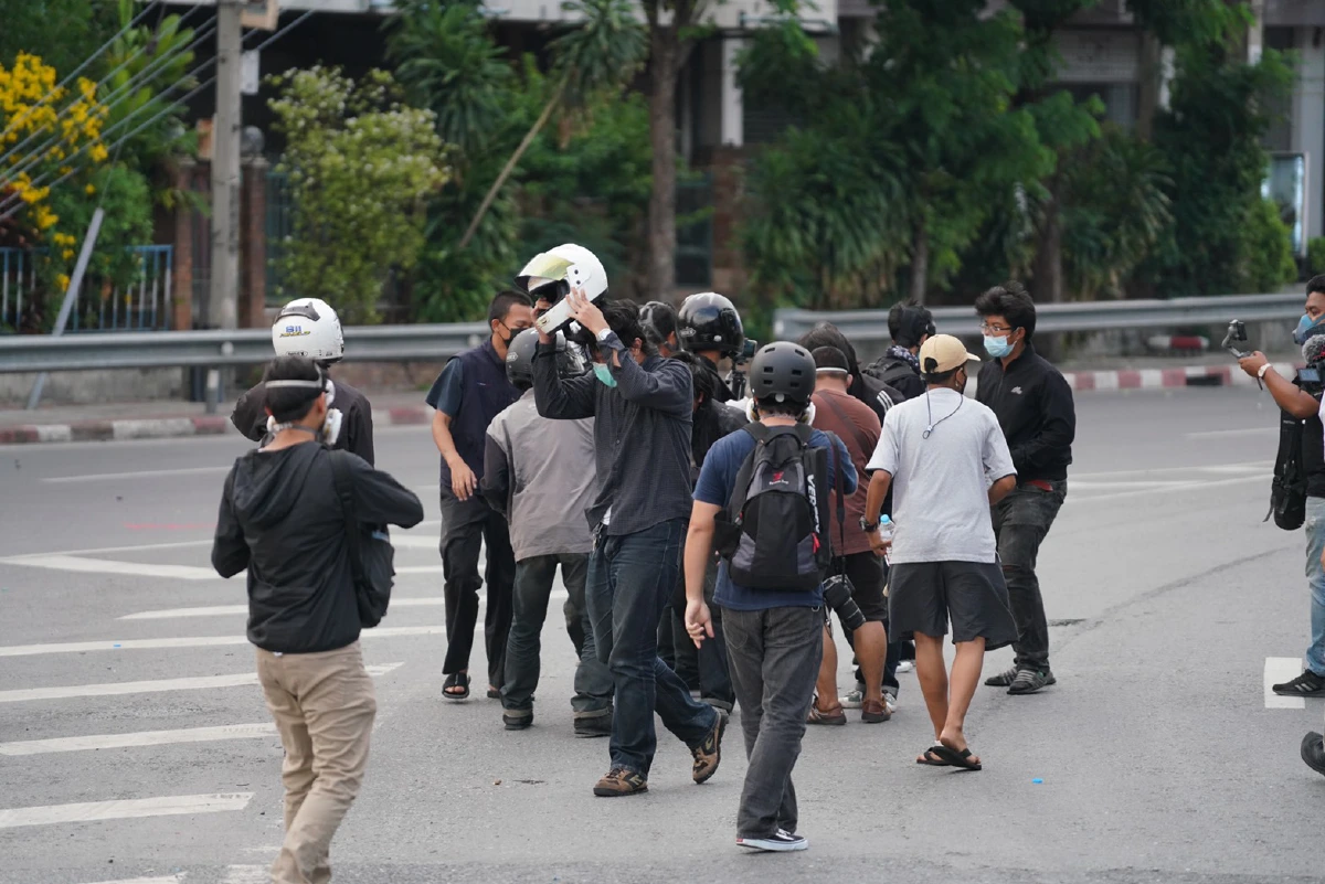 ใต้ด่วนดินแดง วุ่น! วัยรุ่นจุดไฟเผา ปาประทัดตู้คอนเทนเนอร์