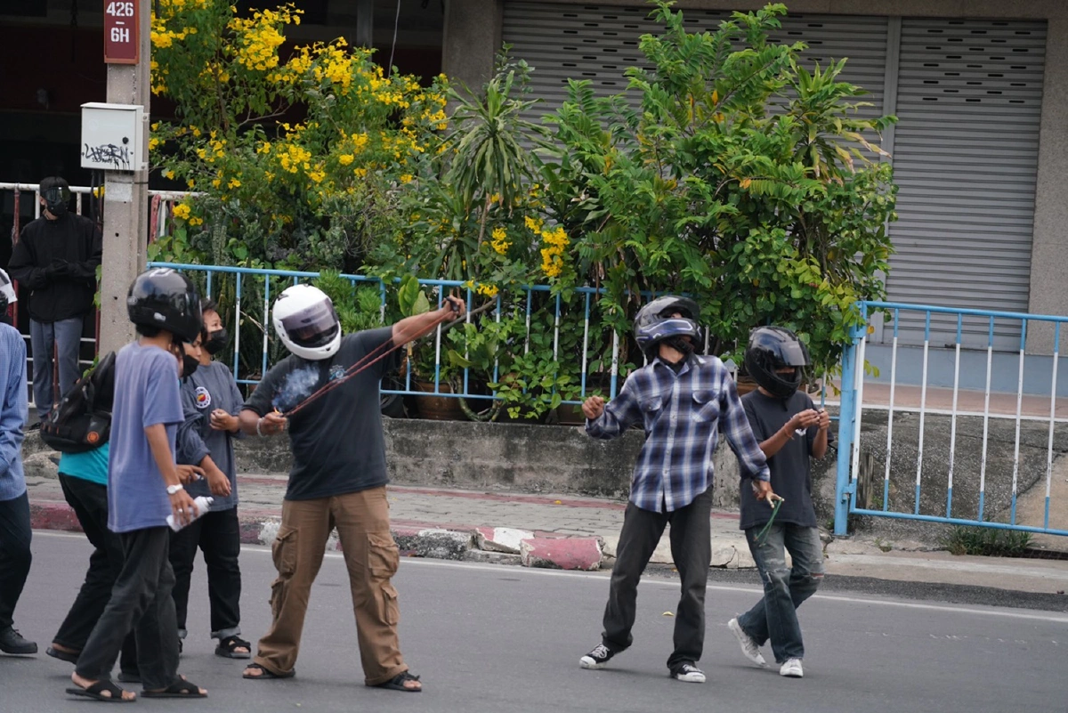 ใต้ด่วนดินแดง วุ่น! วัยรุ่นจุดไฟเผา ปาประทัดตู้คอนเทนเนอร์