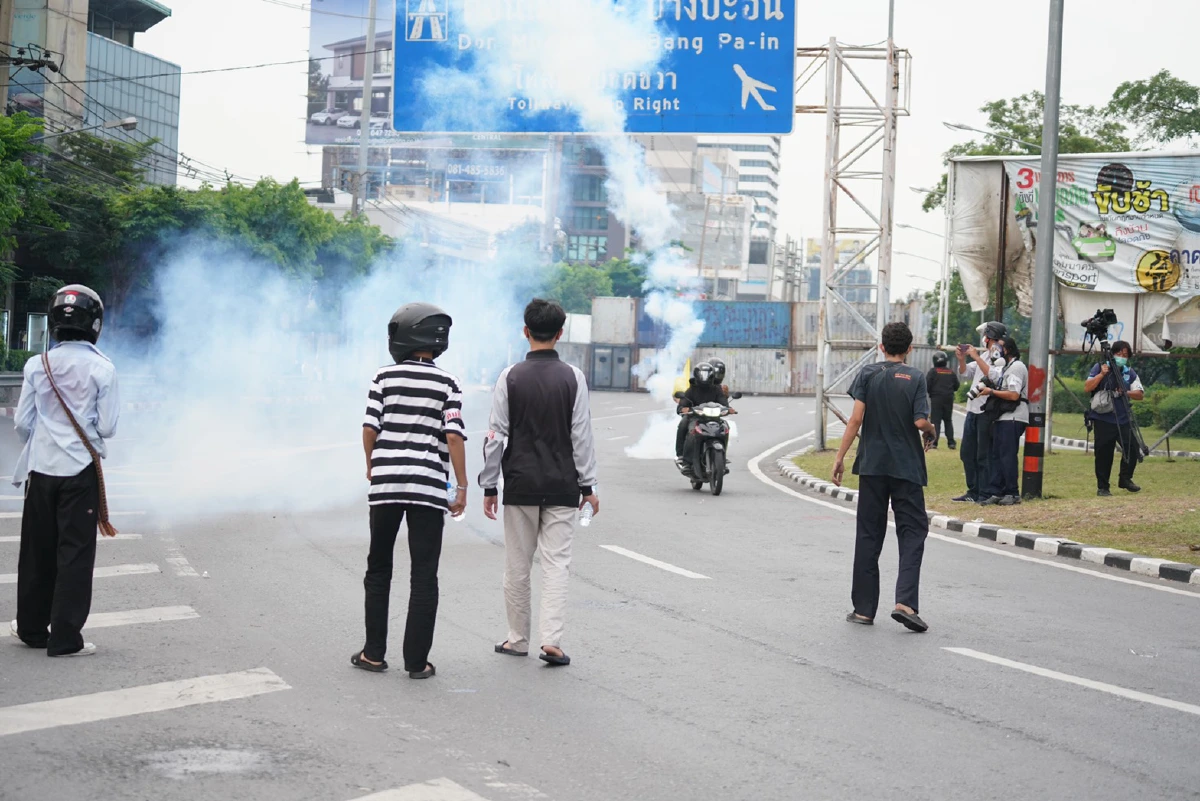 ใต้ด่วนดินแดง วุ่น! วัยรุ่นจุดไฟเผา ปาประทัดตู้คอนเทนเนอร์