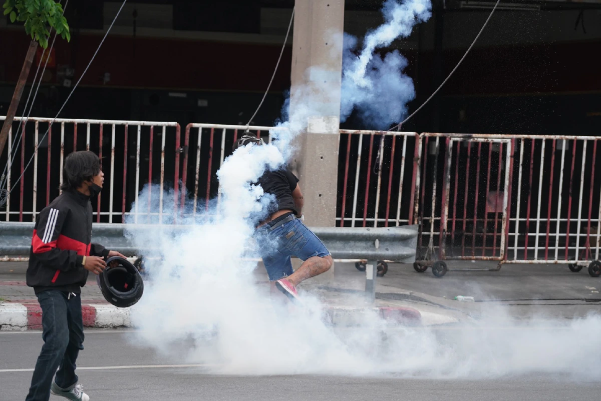 ใต้ด่วนดินแดง วุ่น! วัยรุ่นจุดไฟเผา ปาประทัดตู้คอนเทนเนอร์