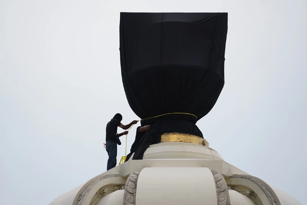 #ม็อบ19สิงหา คลุมผ้าดำพานรธน. ตร.ห้ามปิดถนน-จุดไฟ 