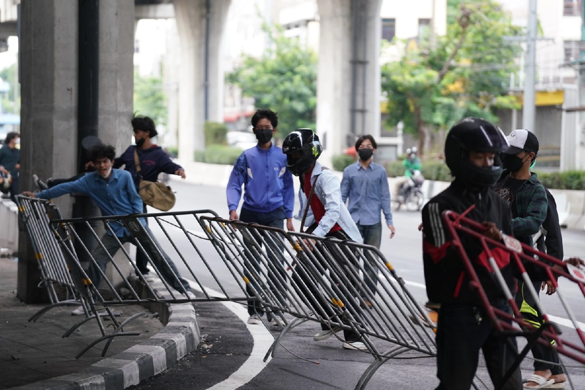 ใต้ด่วนดินแดง วุ่น! วัยรุ่นจุดไฟเผา ปาประทัดตู้คอนเทนเนอร์