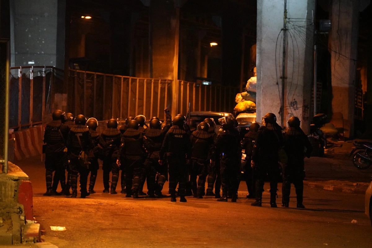 ตำรวจอคฝ.ยึดพื้นที่ดินแดงคืนหลังสิ้นสุดการปะทะกับวัยรุ่น