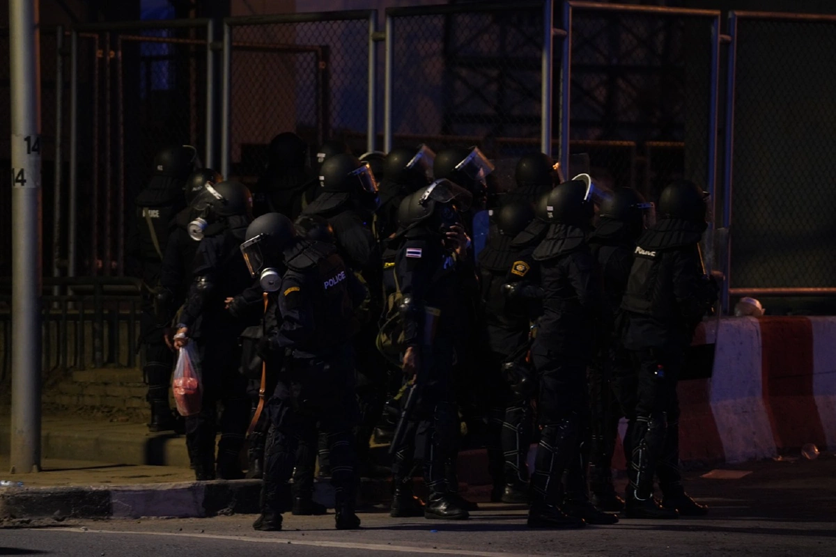 ตำรวจอคฝ.ยึดพื้นที่ดินแดงคืนหลังสิ้นสุดการปะทะกับวัยรุ่น