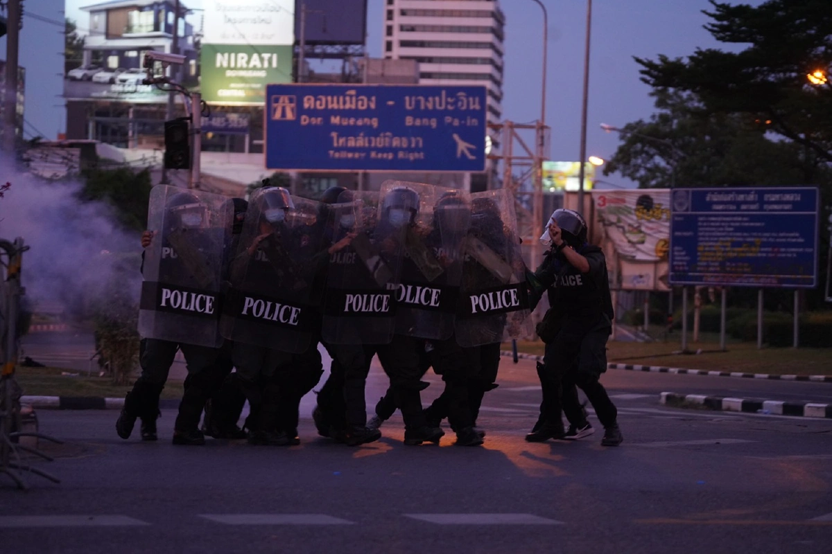 ตำรวจอคฝ.ยึดพื้นที่ดินแดงคืนหลังสิ้นสุดการปะทะกับวัยรุ่น