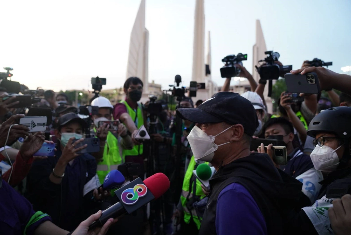 ตำรวจอคฝ.ตรึงกำลังห้ามเผา #ม็อบ19สิงหาถอนกองฟาง