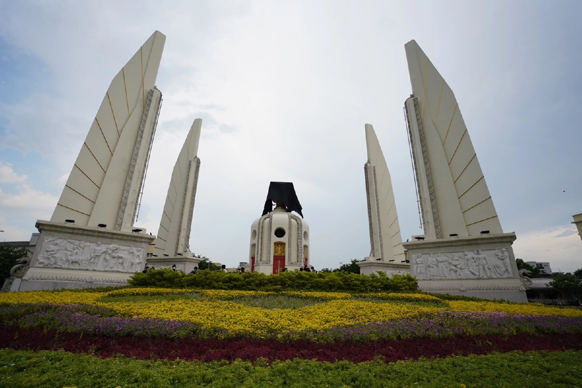 #ม็อบ19สิงหา คลุมผ้าดำพานรธน. ตร.ห้ามปิดถนน-จุดไฟ 