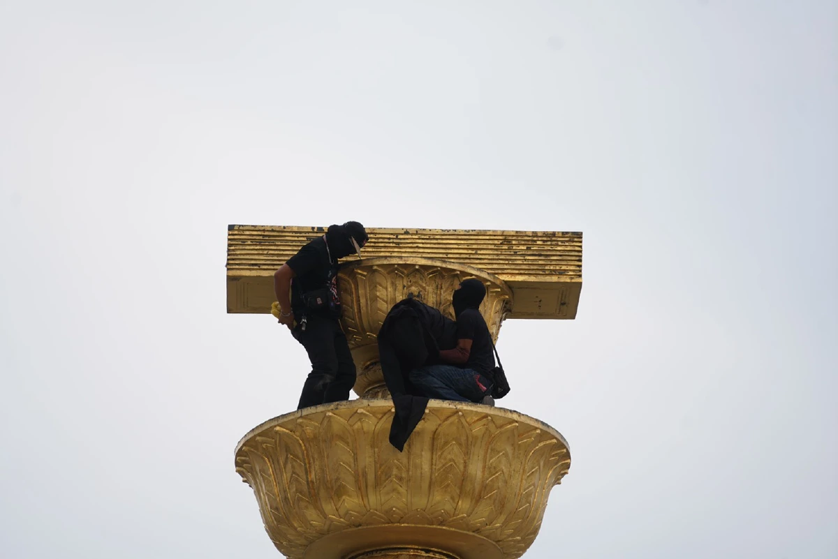 #ม็อบ19สิงหา คลุมผ้าดำพานรธน. ตร.ห้ามปิดถนน-จุดไฟ 