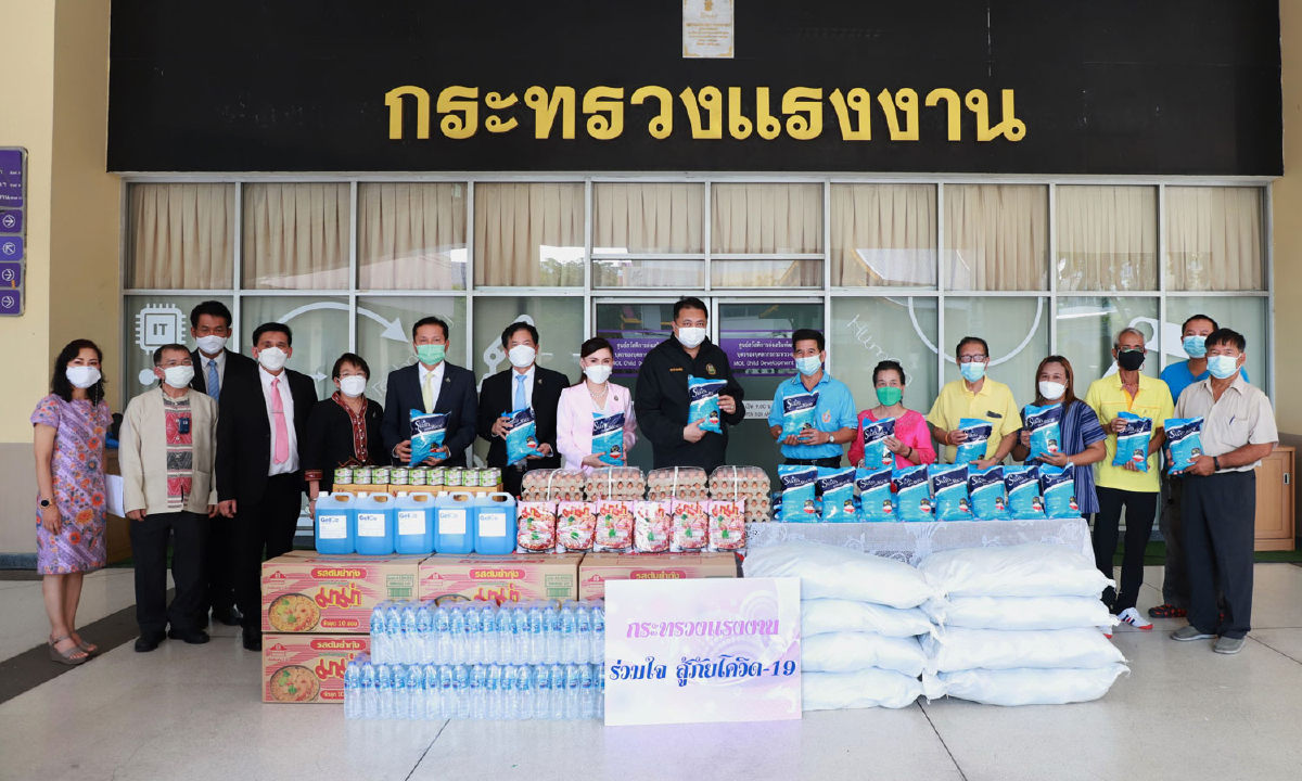 รมว.สุชาติ มอบเครื่องอุปโภคบริโภคแก่ชุมชนดินแดง บรรเทาความเดือดร้อน สู้ภัยโควิด-19 รมว.สุชาติ มอบเครื่องอุปโภคบริโภคแก่ชุมชนดินแดง บรรเทาความเดือดร้อน สู้ภัยโควิด-19
