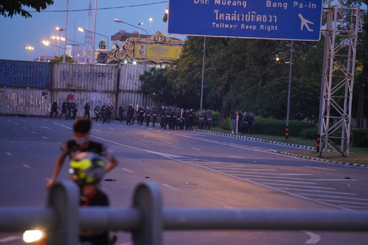 ตำรวจอคฝ.ยึดพื้นที่ดินแดงคืนหลังสิ้นสุดการปะทะกับวัยรุ่น