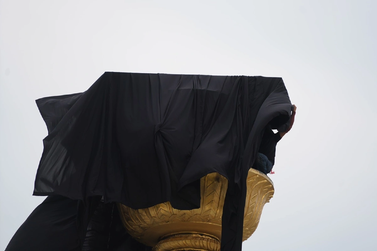 #ม็อบ19สิงหา คลุมผ้าดำพานรธน. ตร.ห้ามปิดถนน-จุดไฟ 