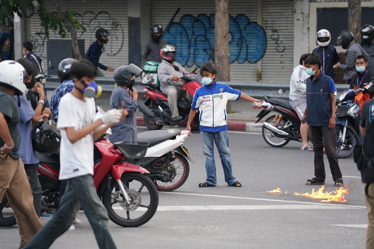 ใต้ด่วนดินแดง วุ่น! วัยรุ่นจุดไฟเผา ปาประทัดตู้คอนเทนเนอร์