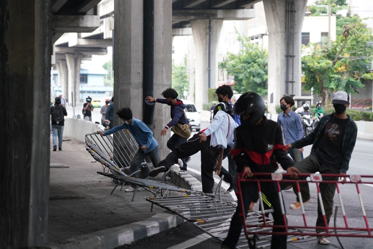 ใต้ด่วนดินแดง วุ่น! วัยรุ่นจุดไฟเผา ปาประทัดตู้คอนเทนเนอร์