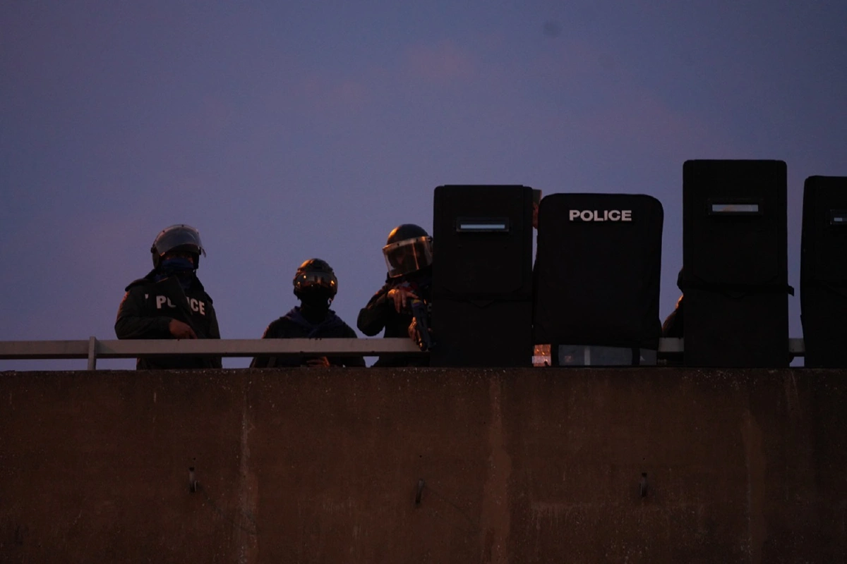 ตำรวจอคฝ.ยึดพื้นที่ดินแดงคืนหลังสิ้นสุดการปะทะกับวัยรุ่น