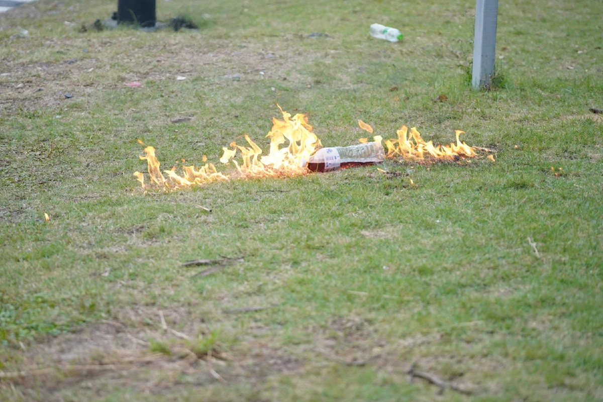 ใต้ด่วนดินแดง วุ่น! วัยรุ่นจุดไฟเผา ปาประทัดตู้คอนเทนเนอร์