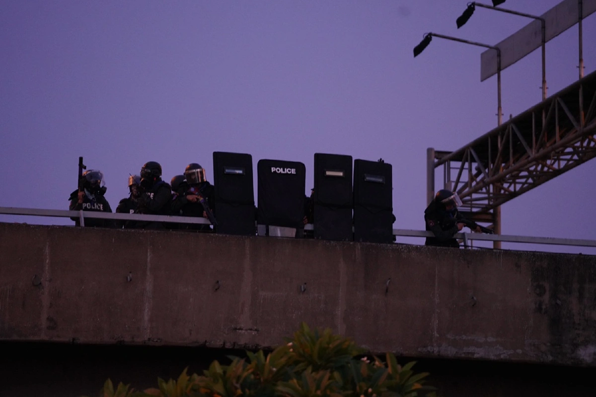 ตำรวจอคฝ.ยึดพื้นที่ดินแดงคืนหลังสิ้นสุดการปะทะกับวัยรุ่น