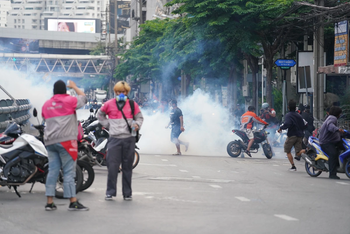 ใต้ด่วนดินแดง วุ่น! วัยรุ่นจุดไฟเผา ปาประทัดตู้คอนเทนเนอร์