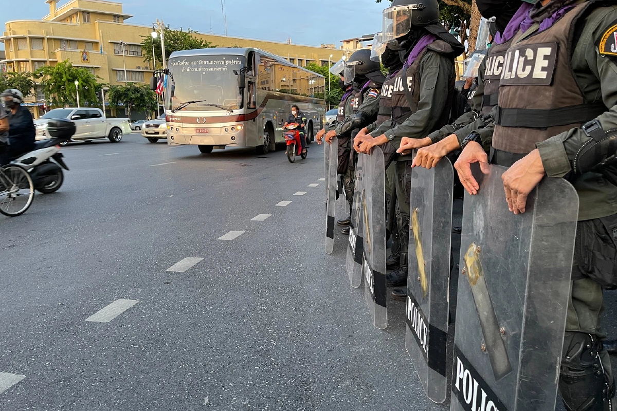 ตำรวจอคฝ.ตรึงกำลังห้ามเผา #ม็อบ19สิงหาถอนกองฟาง