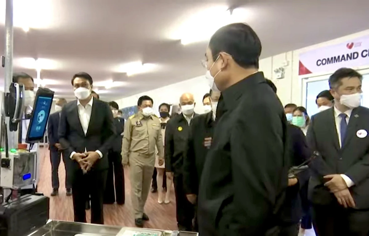 นายกฯออกงานเยี่ยมโรงพยาบาลสนามโควิดแสงแห่งใจ