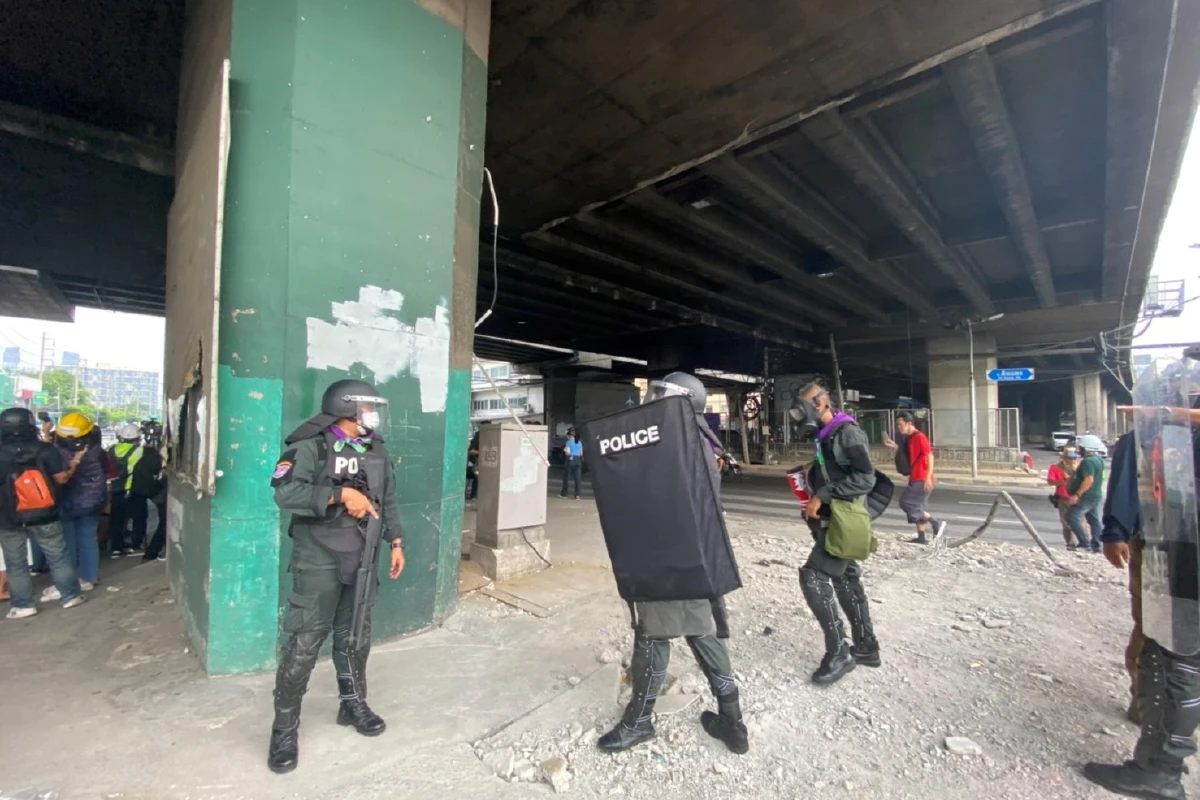 ตำรวจอคฝ.สลายแว้นซิ่งแยกดินแดง แตกหนีกระเจิง