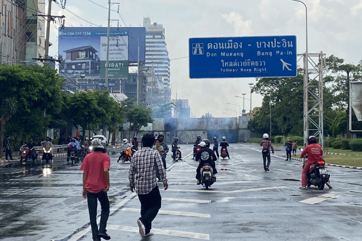 แว้นมาทุกวัน! ม็อบดินแดงปาประทัดยักษ์ใส่ตำรวจอคฝ. แว้นมาทุกวัน! ม็อบดินแดงปาประทัดยักษ์ใส่ตำรวจอคฝ.