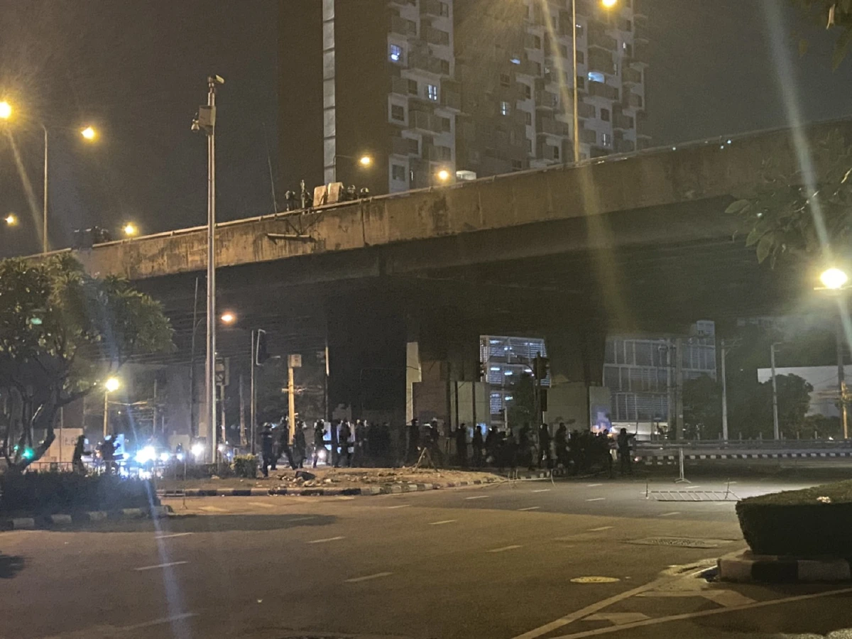 ตำรวจอคฝ.สลายแว้นซิ่งหนีเข้าแฟลตดินแดง