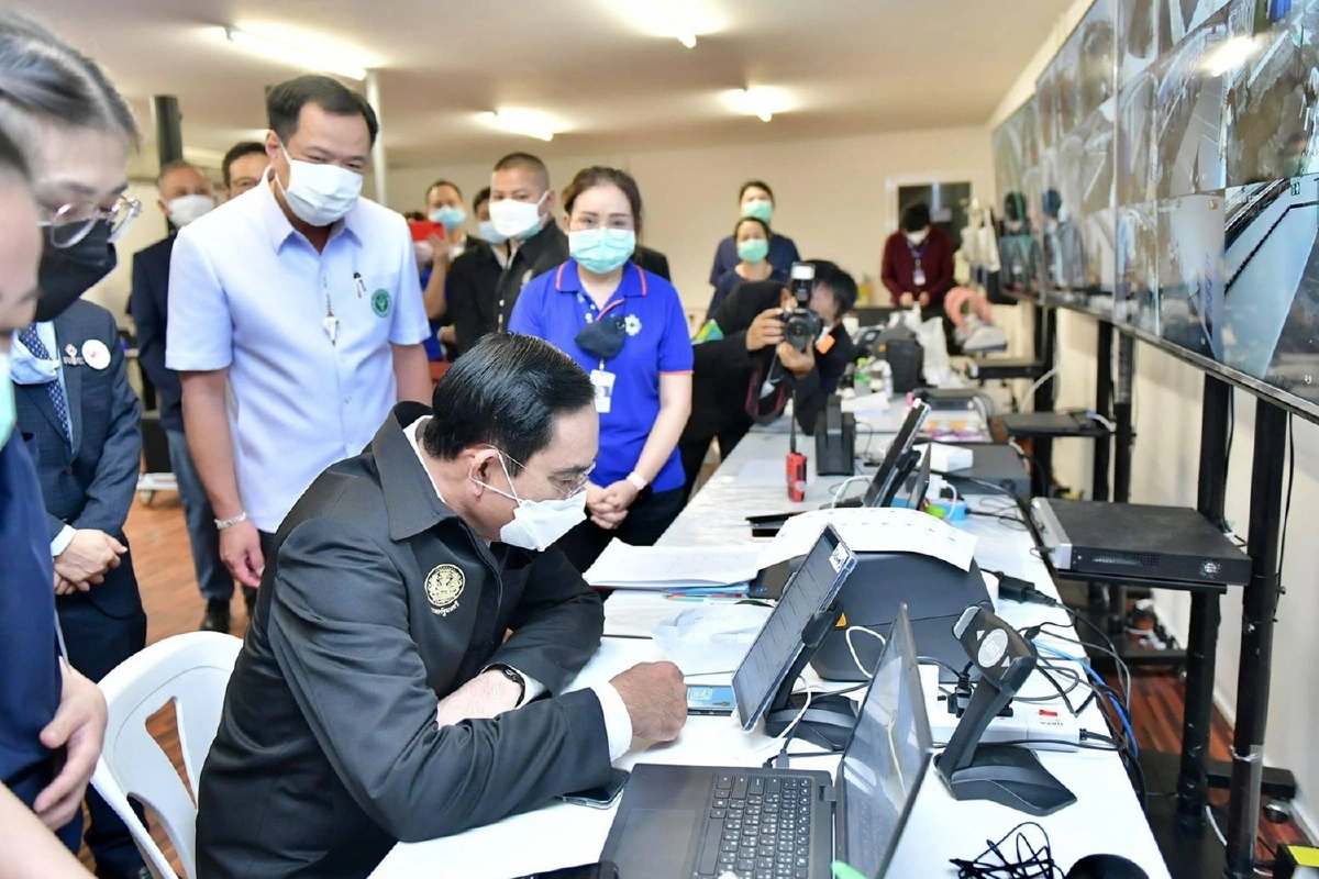 นายกฯออกงานเยี่ยมโรงพยาบาลสนามโควิดแสงแห่งใจ