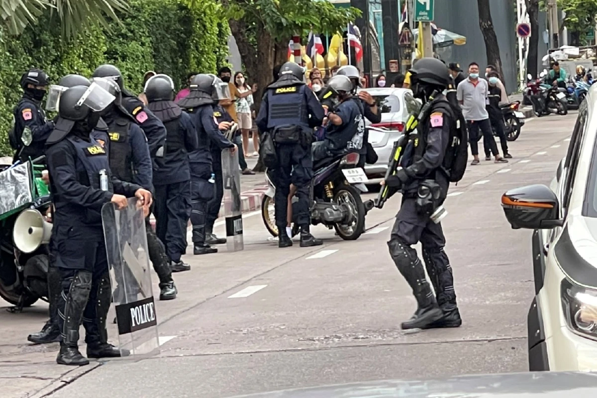 ตำรวจอคฝ.สลายแว้นซิ่งแยกดินแดง แตกหนีกระเจิง